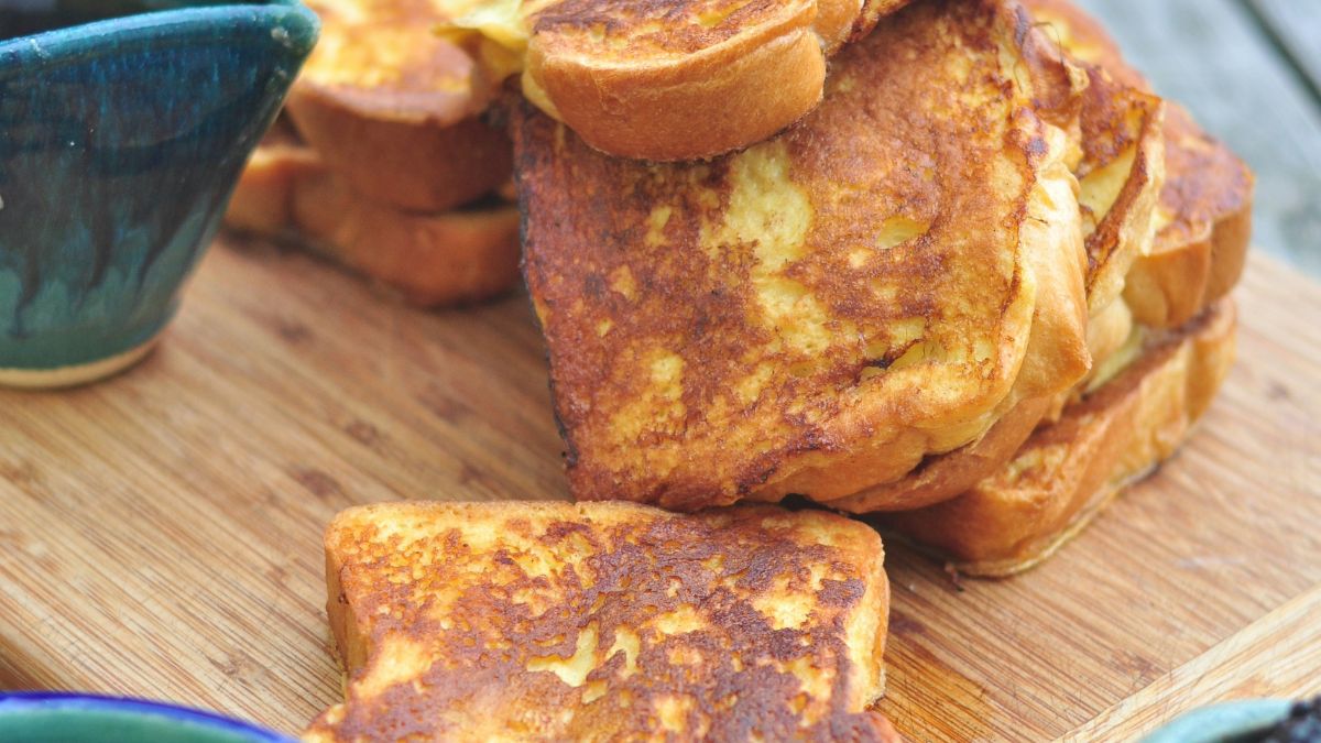 Embora o preparo clássico seja o mais comum, a rabanada pode ser incrementada com toques de baunilha, raspas de limão ou laranja no leite, e servida com acompanhamentos como doce de leite, mel ou creme de avelã/Pexels