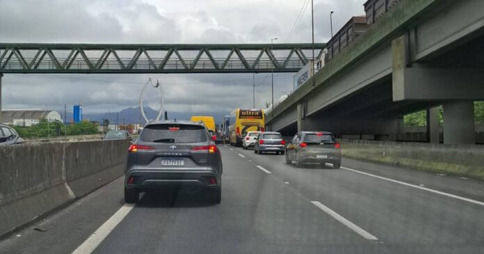 No sentido São Paulo, há lentidão do km 12 ao km 10 por causa do alto fluxo de veículos