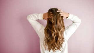 saiba o que realmente causa o frizz e o aspecto poroso no verão