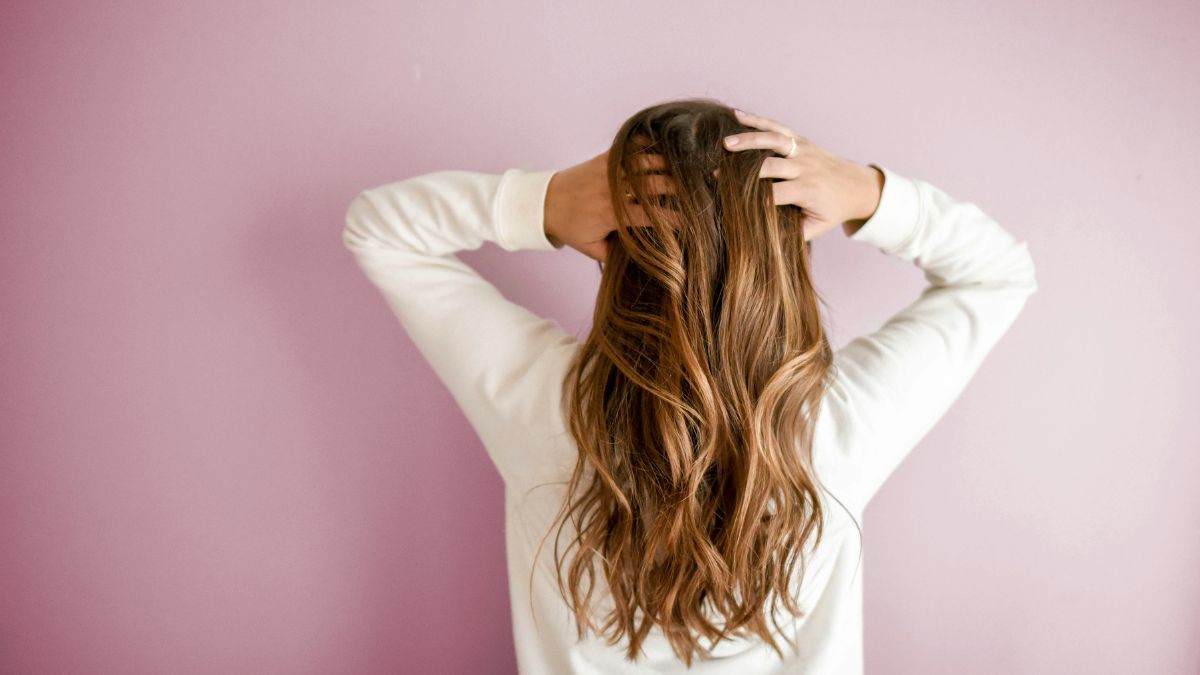 8. Dormir com o cabelo molhado pode causar fungos O couro cabeludo úmido cria um ambiente propício à proliferação de fungos e bactérias, podendo causar caspa, coceira e mau cheiro. Sempre seque bem os fios antes de dormir./Pexels