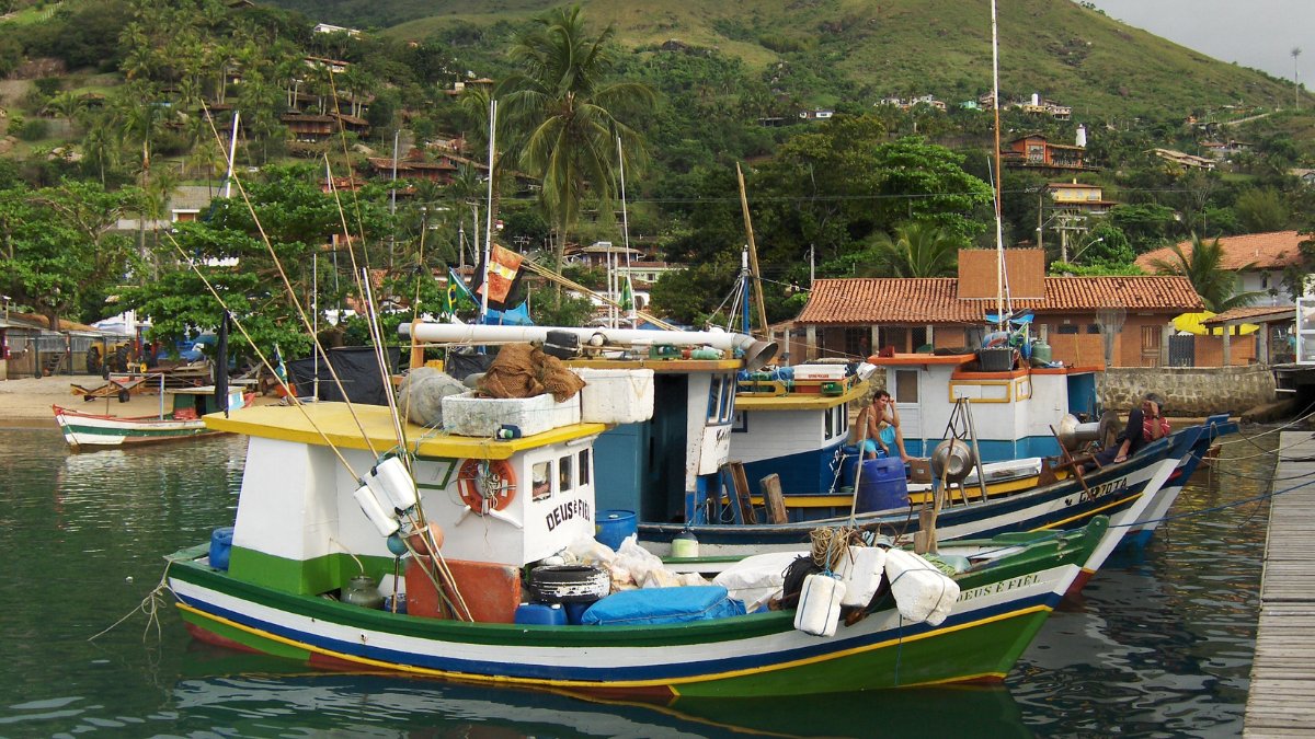 A ilha preserva tradições caiçaras enquanto abraça o turismo sustentável e consciente / Pixabay