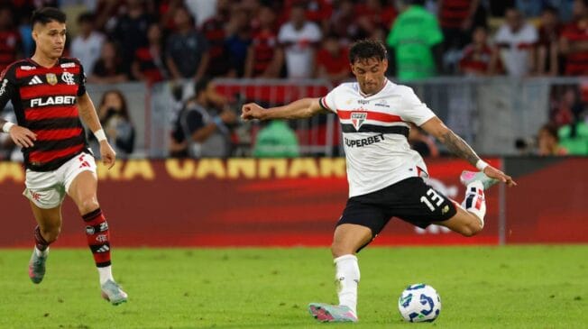 Enquanto o Flamengo briga pelo título, o São Paulo busca melhorar sua colocação no Campeonato Brasileiro
