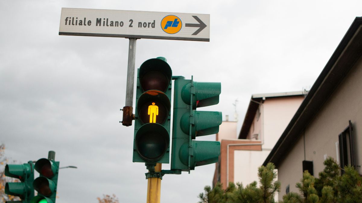 Legalmente, a luz amarela é um sinal de advertência para a iminente mudança para o vermelho. Utilize-a como tempo para frear com segurança, e não para cruzar o cruzamento/Pexels