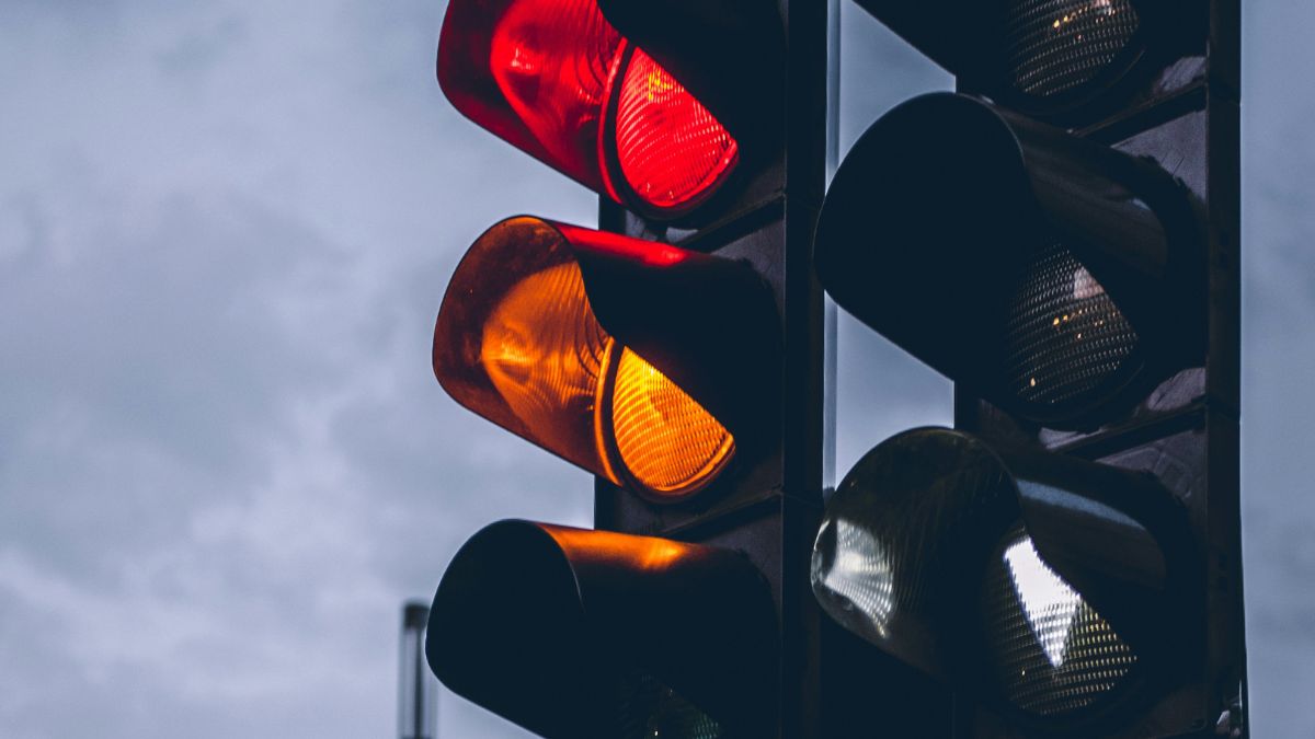 Ao se aproximar de um semáforo, reduza a velocidade no tempo do amarelo para garantir que você tenha tempo hábil para parar sem frenagens bruscas/Pexels