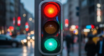 Em um mundo que caminha para a adoção crescente de carros autônomos, os tradicionais semáforos de três cores, vermelho, amarelo e verde, podem ganhar um novo elemento: a luz branca