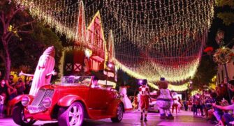 Parada tem aproximadamente 90 minutos de duração e apresenta uma narrativa dividida em três momentos que estruturam o espetáculo