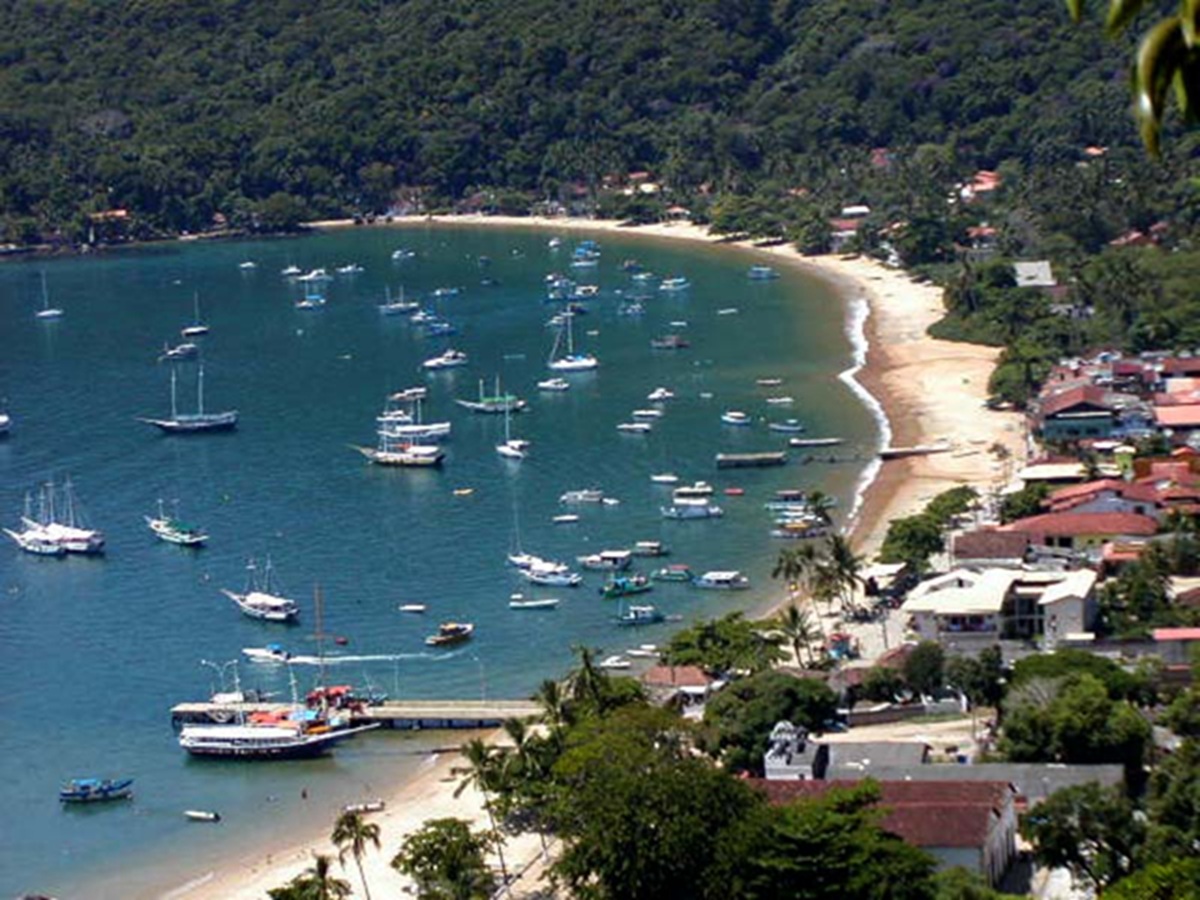 Água fluorescente, trilhas cinematográficas e praias que desafiam a realidade (Divulgação)