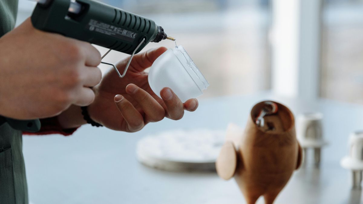 A umidade é inimiga da Super Bonder, para evitar que ela endureça dentro do tubo, guarde-a em um recipiente hermético na geladeira/Pexels