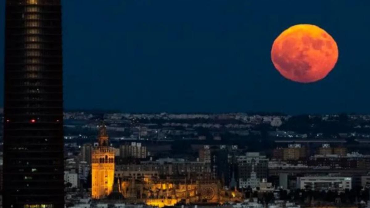 Devido à atração gravitacional que a Lua exerce sobre os oceanos, nos momentos em que acontece uma superlua, ocorrem alguns efeitos. Por exemplo, algumas variações das marés dos oceanos/Wiki