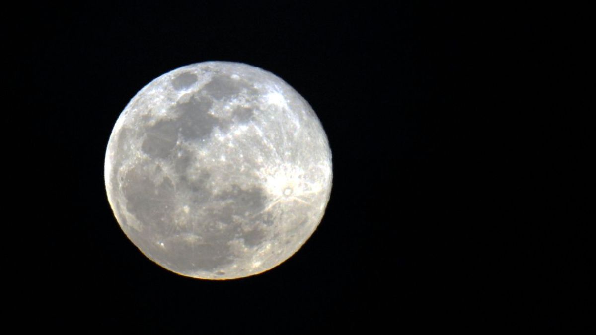 Um eclipse de Superlua ocorre quando uma Superlua coincide com um eclipse lunar. Por isso, trata-se de um evento raro que ocorreu apenas cinco vezes desde 1910/ Marcello Casal Jr/Agência Brasil