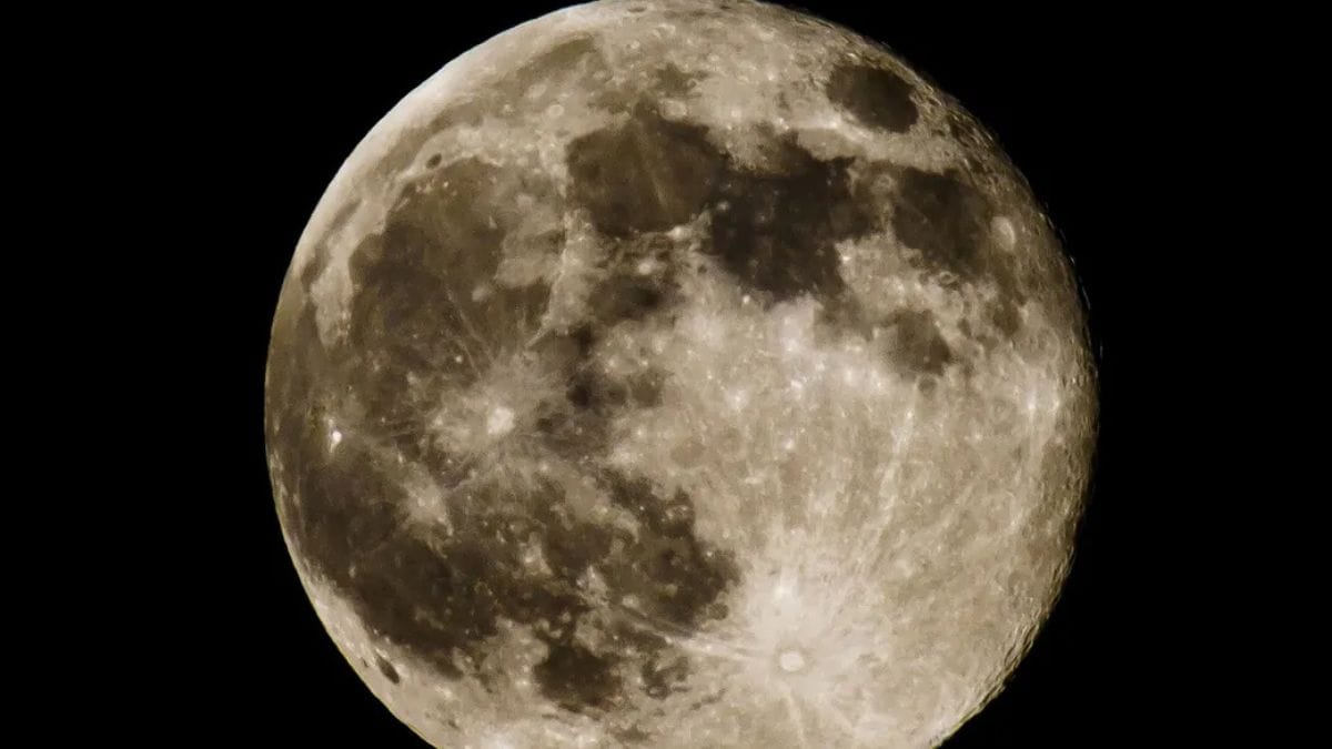 Efeito nas marés Quando ocorre uma superlua, a força gravitacional da Lua sobre os oceanos é maior, provocando marés mais altas conhecidas como marés de sizígia/ Kent Kobersteen, National Geographic Creative