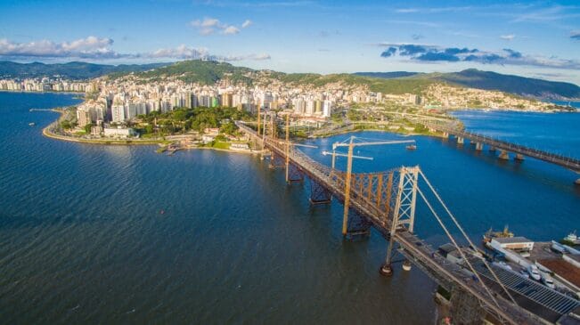 Veículos de turismo precisam apresentar o Selo Turismo Legal para entrar em Florianópolis