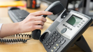 Movimento discreto, mas crescente, tenta trazer de volta um símbolo dos anos 1990: o telefone fixo