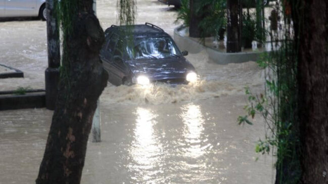 Motorista se arrisca e tenta passar com carro em rua alagada