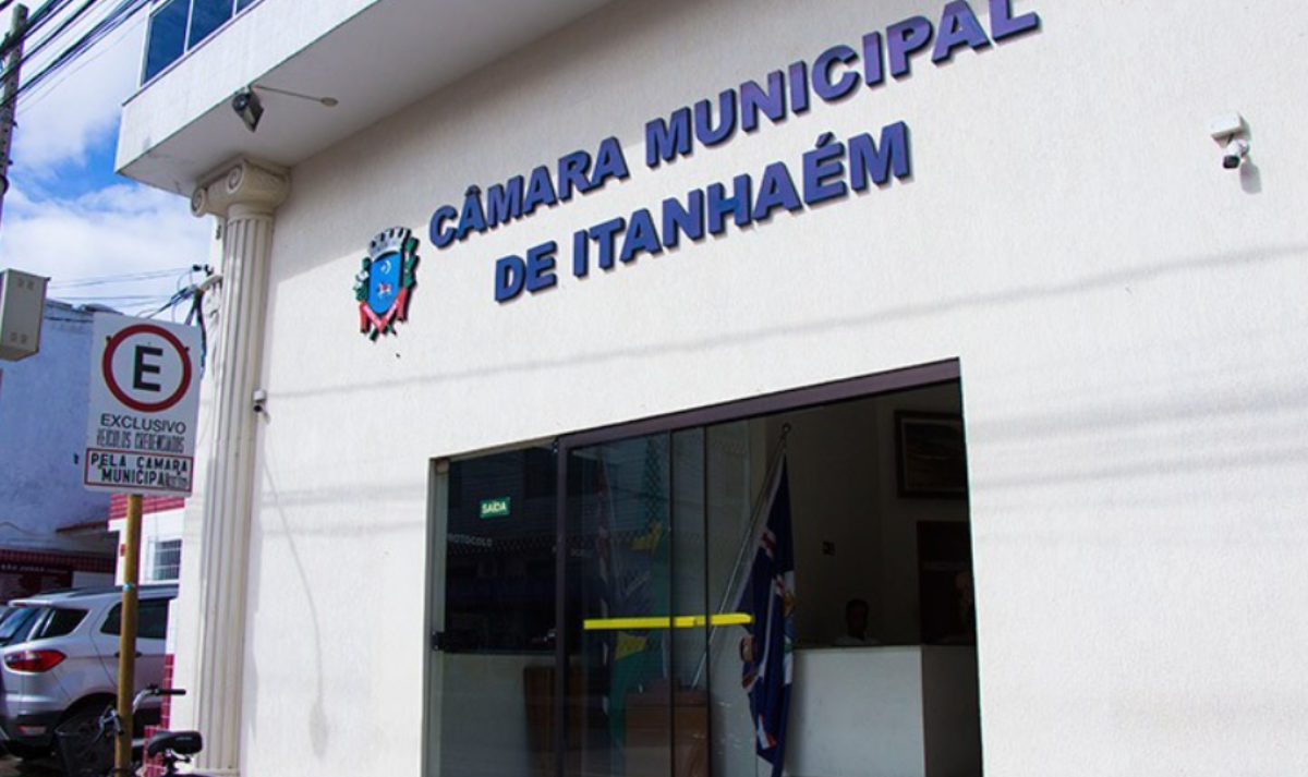 O texto determina a proibição expressa de qualquer evento, promoção, organização ou participação em brigas envolvendo cães, galos ou outros animais