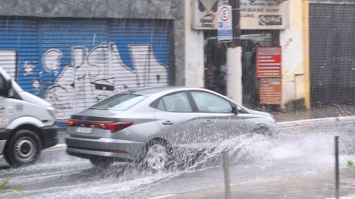 Fortes chuvas estão atingindo as cidades do litoral de São Paulo