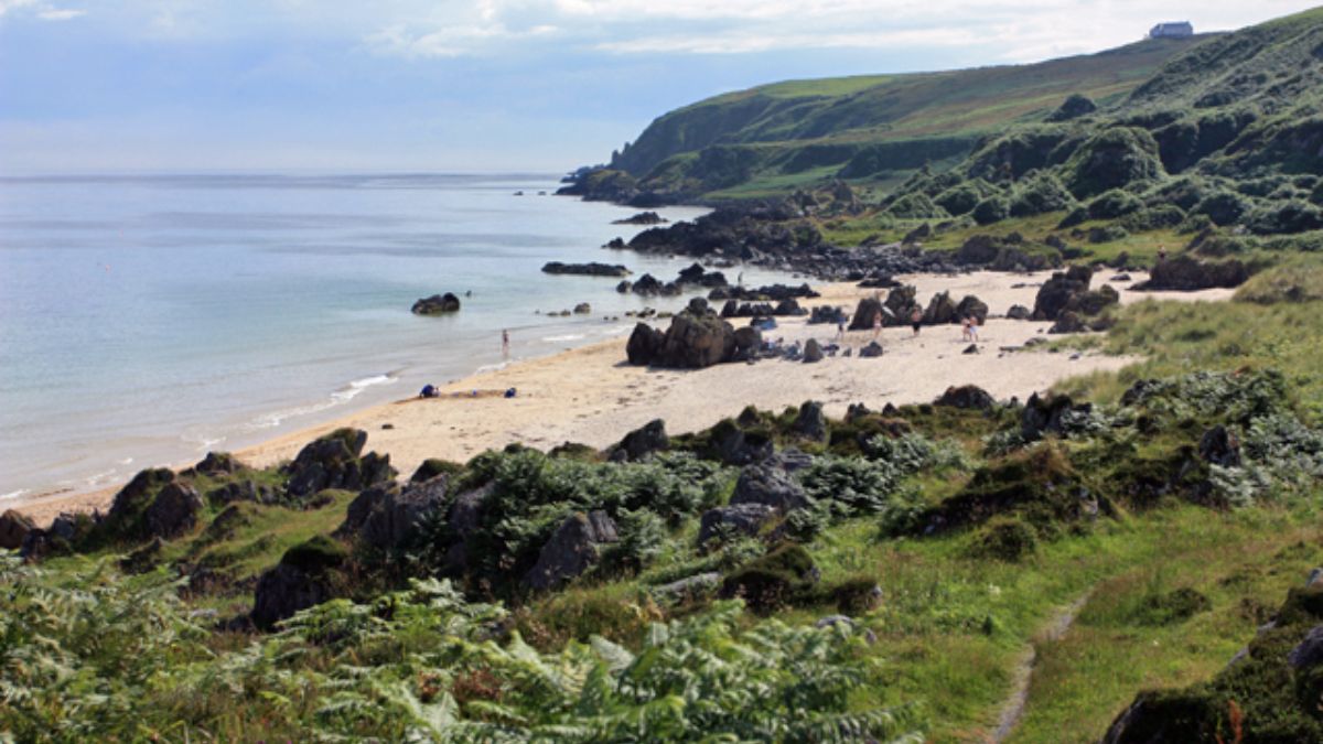 Praia de Traigh Bhan Uma das mais charmosas da ilha, mistura falésias verdes e mar calmo, ideal para caminhadas e contemplação/ Peter Church/Wikimedia Commons
