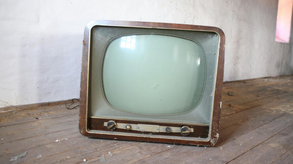 Ao desligar uma TV CRT, era comum ouvir um som de clique ou estalo seguido por um rápido ponto de luz branca desaparecendo no centro da tela/Pexels