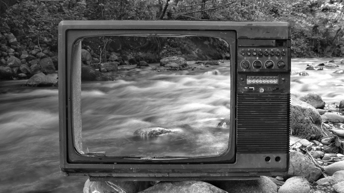 Os televisores CRT eram notoriamente pesados e volumosos devido ao próprio tubo de raios catódicos, que era um componente de vidro grande e pesado, necessário para projetar a imagem/Pexels