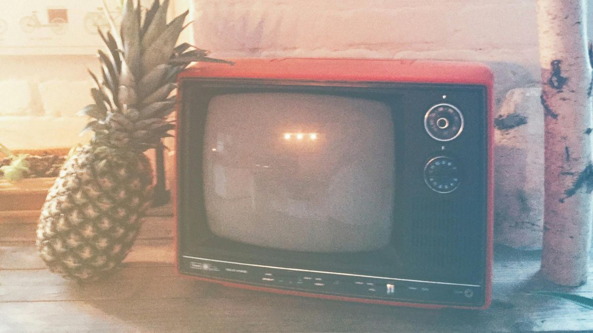 Muitos jogadores retrô preferem as TVs CRT para consoles clássicos (como NES e SNES) devido à sua taxa de atualização nativa e latência zero/Pexels