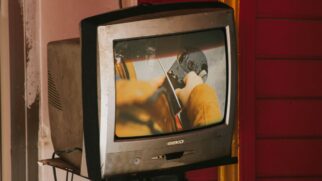 A reutilização das TVs está se popularizando, dando origem a luminárias, minibares e até console