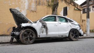 Nas imagens registradas pela equipe do Diário do Litoral, é possível ver o estado em que o veículo ficou após o acidente