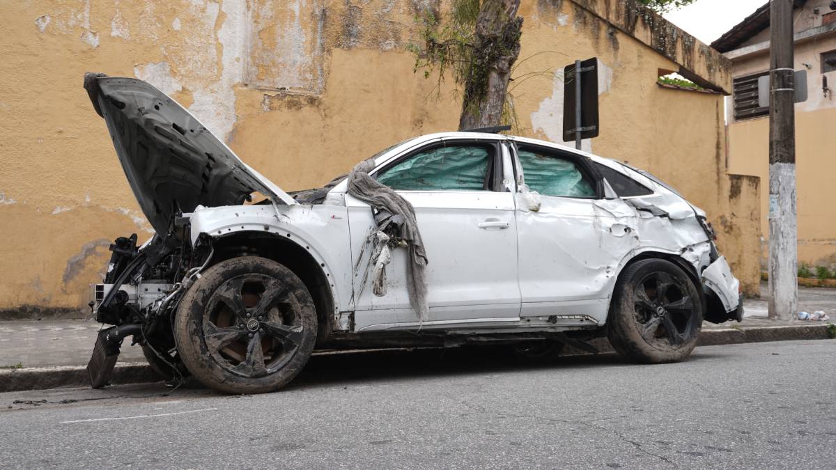Nas imagens registradas pela equipe do Diário do Litoral, é possível ver o estado em que o veículo ficou após o acidente