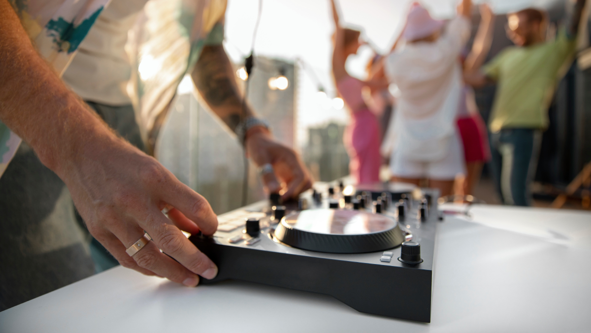 A celebração também marca o aniversário do DJ Lacol