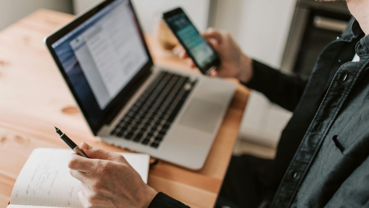 O recurso Status do WhatsApp (similar ao Stories) tem uma audiência diária maior do que o Instagram Stories em muitas regiões, demonstrando o engajamento massivo dos usuários com a plataforma/Pexels