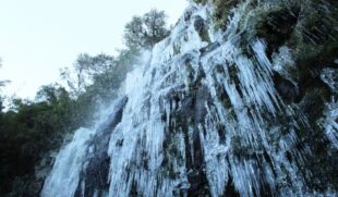 Conhecida como a cidade mais fria do país, o município de pouco mais de 2 mil habitantes abriga um fenômeno natural que parece saído de outro continente