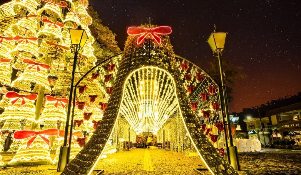 Ao todo, 13 locais da cidade foram decorados, começando pelos portais de entrada do Circuito das Águas e Lions e seguindo pelos trevos dos Pereiras, do Imigrante e do Lions / Divulgação