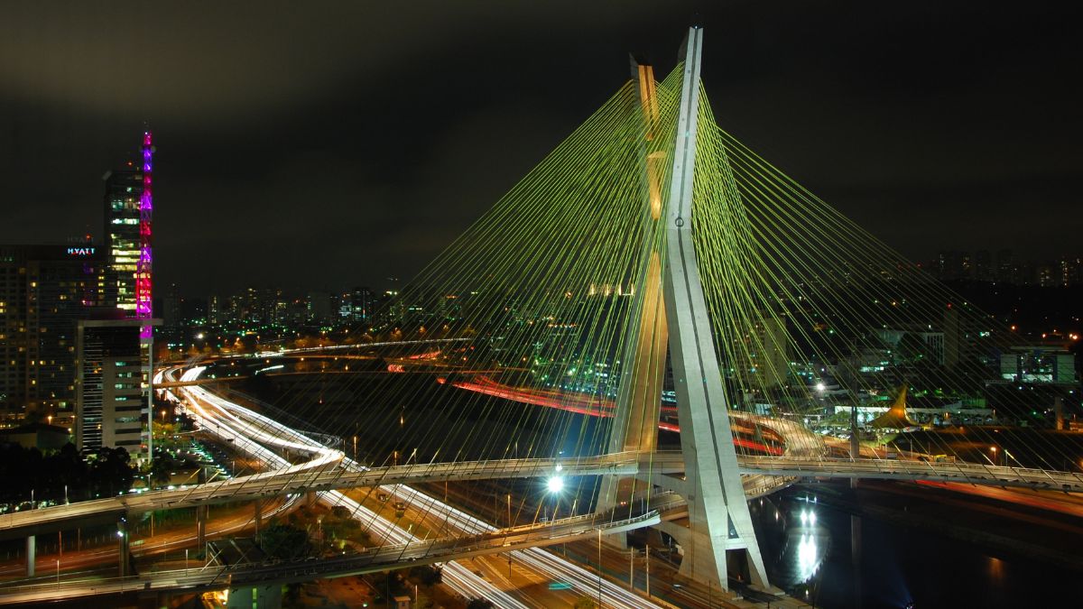 São Paulo A maior metrópole do país segue como opção para quem prefere eventos urbanos e programação variada/ Marcosleal/Wikimedia Commons