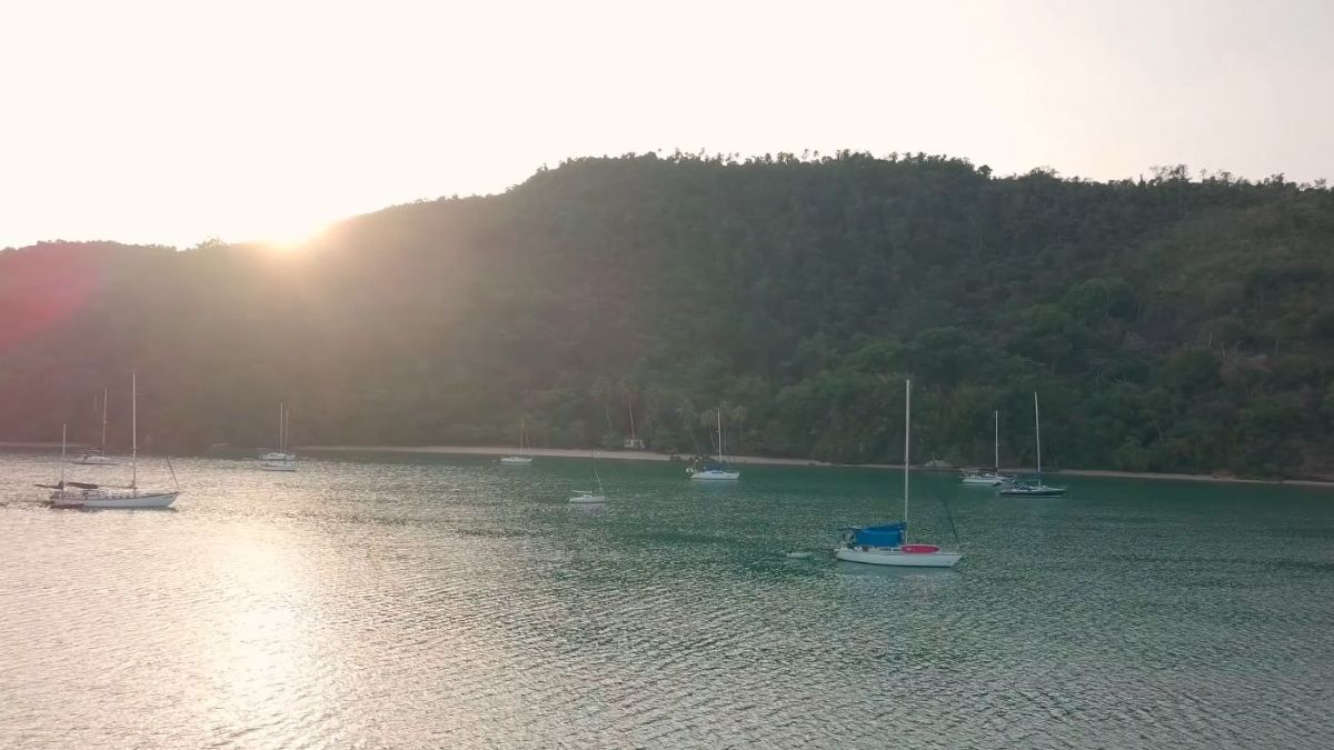 Tornou-se popular entre velejadores por ser segura para ancorar e afastada do turismo intenso / Reprodução Youtube/Hashtag Sal