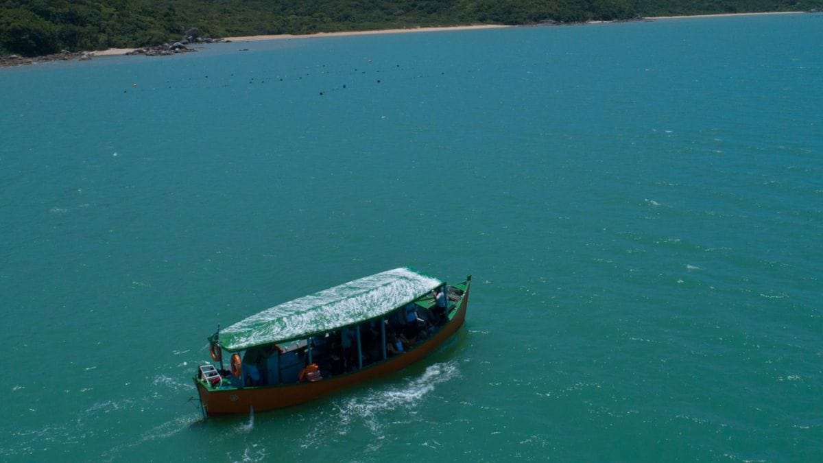 10. Praia de Zimbros (SC): Em Bombinhas, mantém um ar rústico e acolhedor. Seu mar tranquilo forma piscinas naturais, e a presença de barcos de pescadores dá charme ao local. A infraestrutura é boa, com foco em frutos do mar frescos. Divulgação/Prefeitura