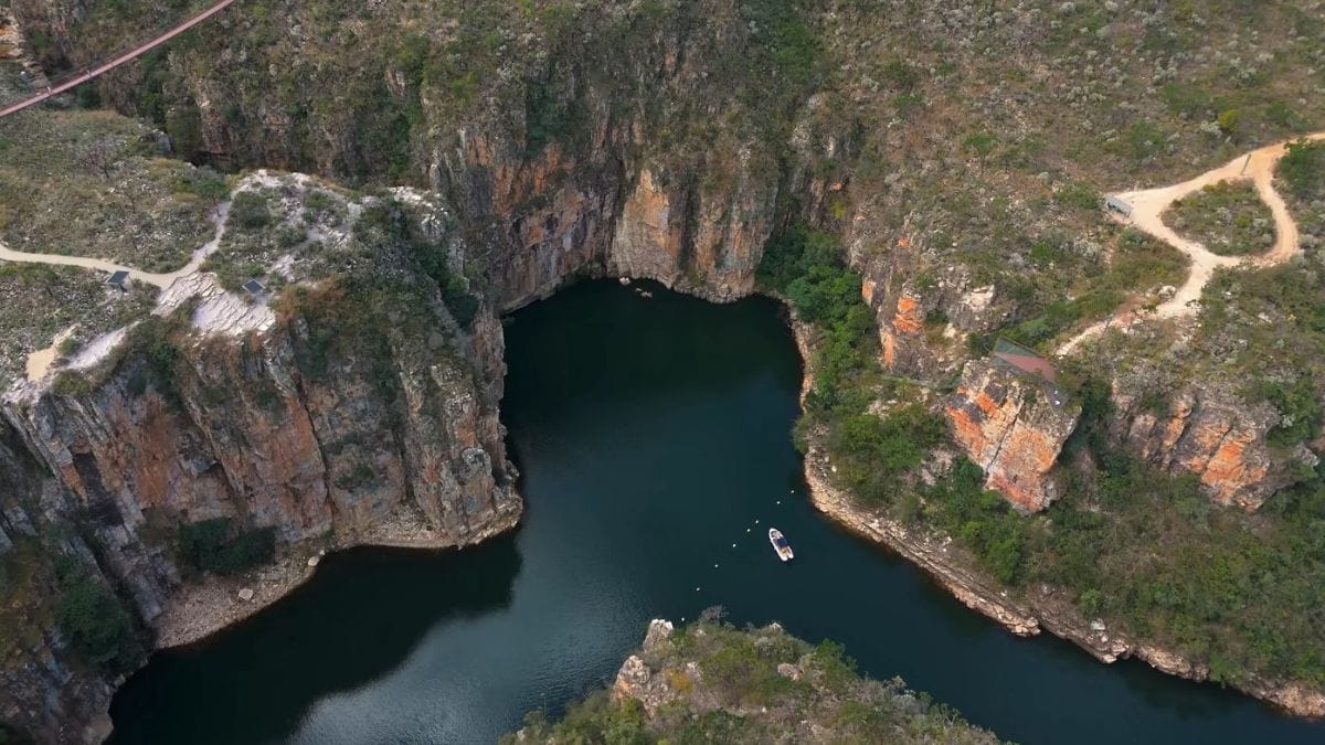 O Lago de Furnas permite passeios de lancha e chalana