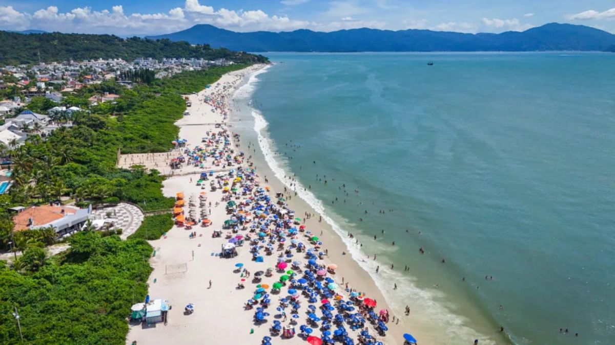 9. Jurerê Internacional (SC): No norte de Florianópolis, combina mar calmo e cristalino com uma infraestrutura de alto padrão. É um local seguro e sofisticado, com beach clubs, restaurantes renomados e resorts completos para a família. Allan Carvalho/Prefeitura de Florianópolis/Divulgação