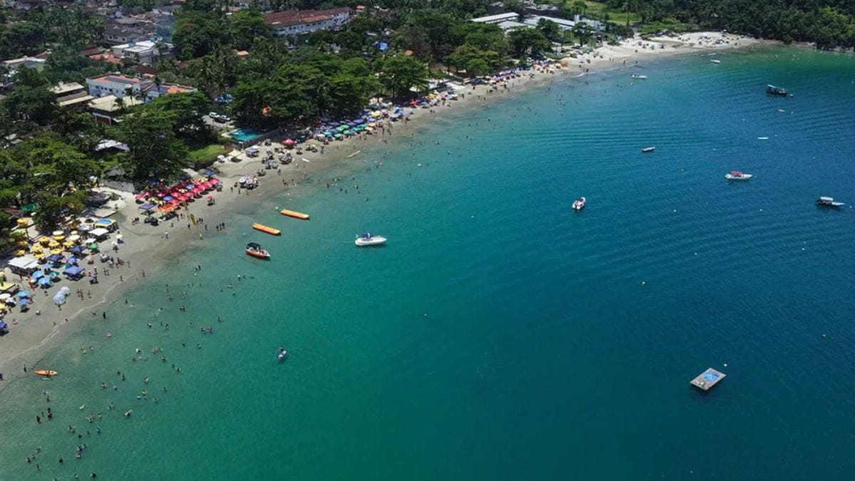 2 PRAIA DO LÁZARO Localizada no sul de Ubatuba, a Praia do Lázaro é uma das mais conhecidas e frequentadas da região. Com cerca de 1,5 km de extensão, tem uma longa faixa de areia clara e firme, ideal para caminhadas e atividades ao ar livre/CKTuristando