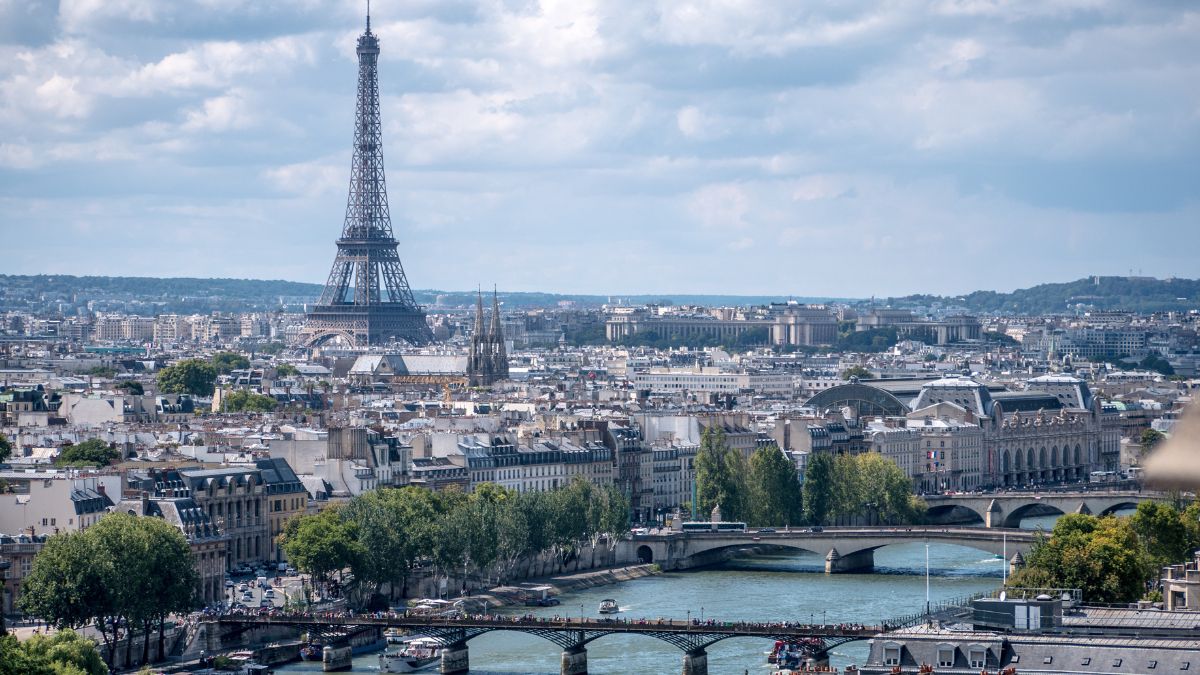 Paris Capital francesa lidera as reservas internacionais de brasileiros para a noite da virada, com grandes eventos urbanos e atrações culturais/ Yann Caradec/Wikimedia Commons