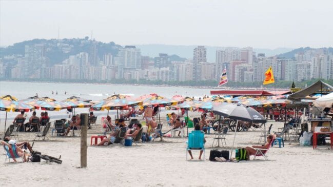 Guarda-sóis e barracas na praia? No Carnaval, litoral de SP tem regras rígidas e multa pode chegar a R$ 1 mil para quem descumprir