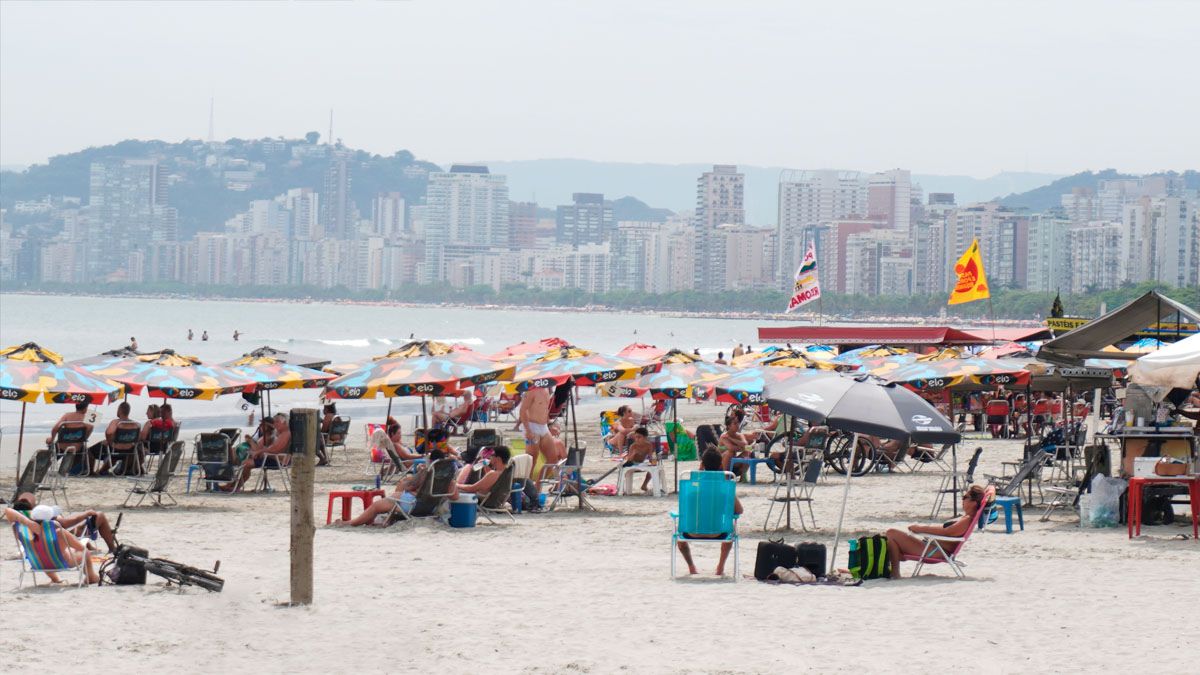 Turistas lotam a Praia da Enseada, no Guarujá, mesmo com a cobrança de consumação mínima de até R$ 380 para uso de cadeiras e guarda-sol durante a virada do ano
