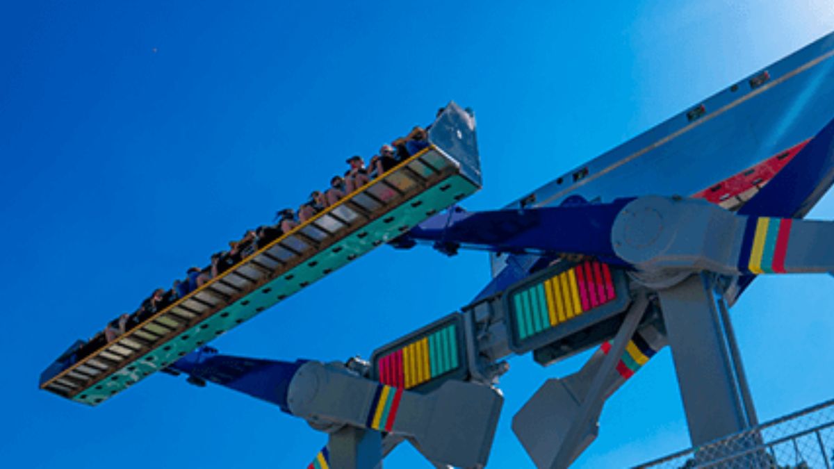 Para famílias, o Jambalaia tem dois vagões giratórios garantem adrenalina moderada e muita diversão em um dos brinquedos mais clássicos do parque/ Divulgação Hopi Hari