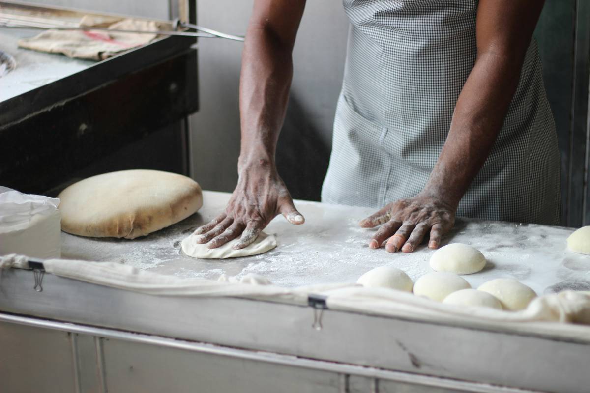 Com textura macia e toque levemente adocicado, o pão caseiro se destaca como opção para cafés e lanches Pexels