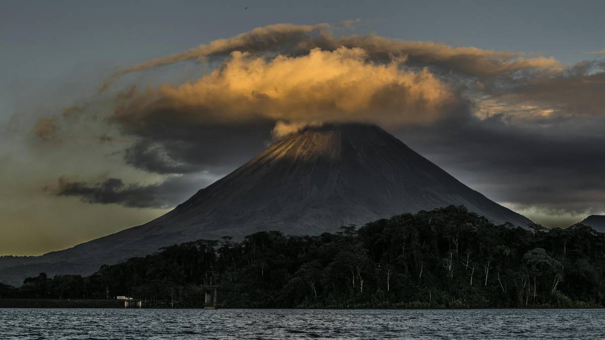 A história sob a floresta Pesquisas mostram como antigas erupções moldaram o solo amazônico e influenciaram a formação de minerais raros. /Pexels