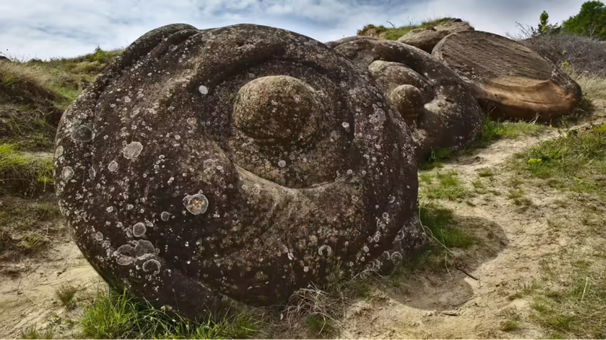 Encontrados principalmente na vila de Costești, na Romênia, os trovants inspiraram mitos de "pedras vivas" e até "ovos de dinossauro" / Wikimedia Commons