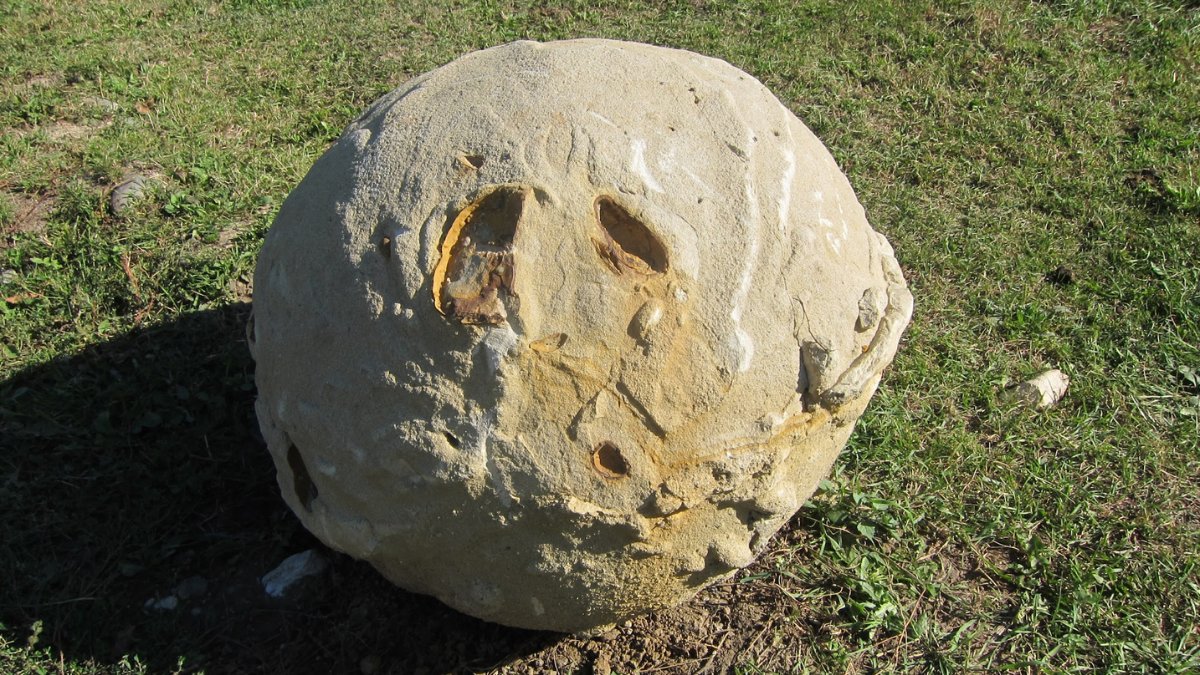 Cientistas explicam o crescimento dos trovants pela reação química entre água da chuva e minerais de carbonato, formando novas camadas sobre a pedra original / Art Anderson/Wikimedia Commons