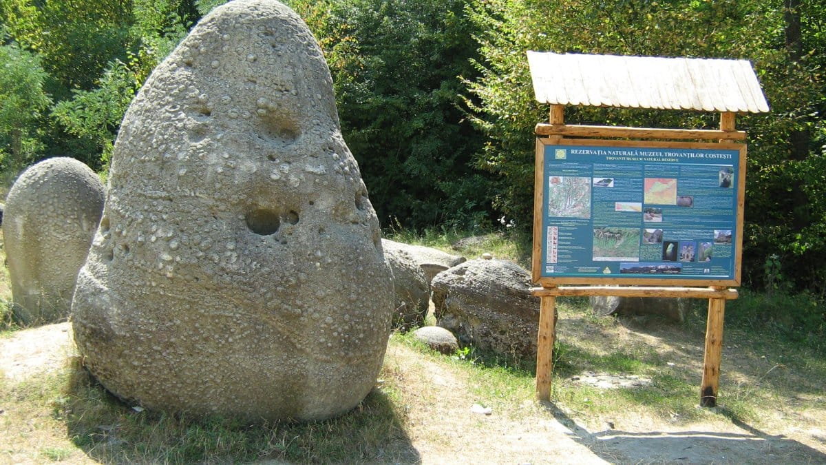 A Reserva Natural do Museu dos Trovants, em Valcea, protege essas formações raras que nascem de depósitos de sedimentos de milhões de anos atrás / Genudoc/Wikimedia Commons