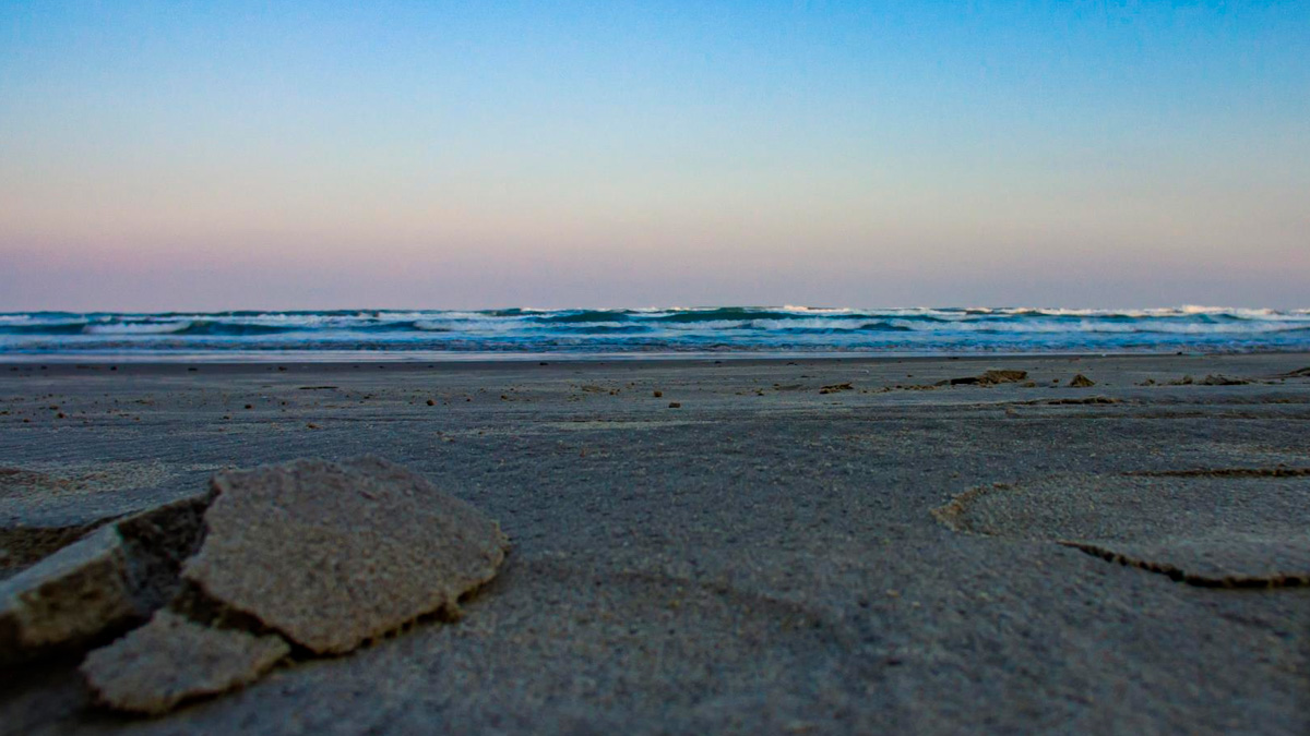 A Praia do Centro, em Mongaguá, apareceu como a segunda mais poluída do Brasil em concentração de microplásticos