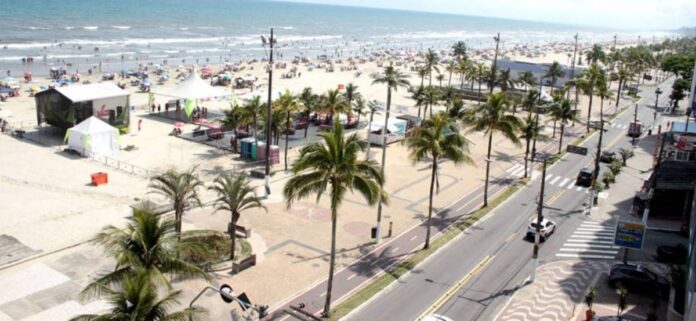 Com vista para o mar e para a ampla faixa de areia, o trajeto é ladeado por quiosques, restaurantes, coqueiros e outras espécies de vegetação, criando um ambiente convidativo ao bem-estar