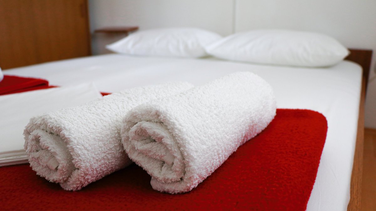 O primeiro passo ao entrar no quarto do hotel que garante sua tranquilidade, segundo uma especialista em rotas aéreas