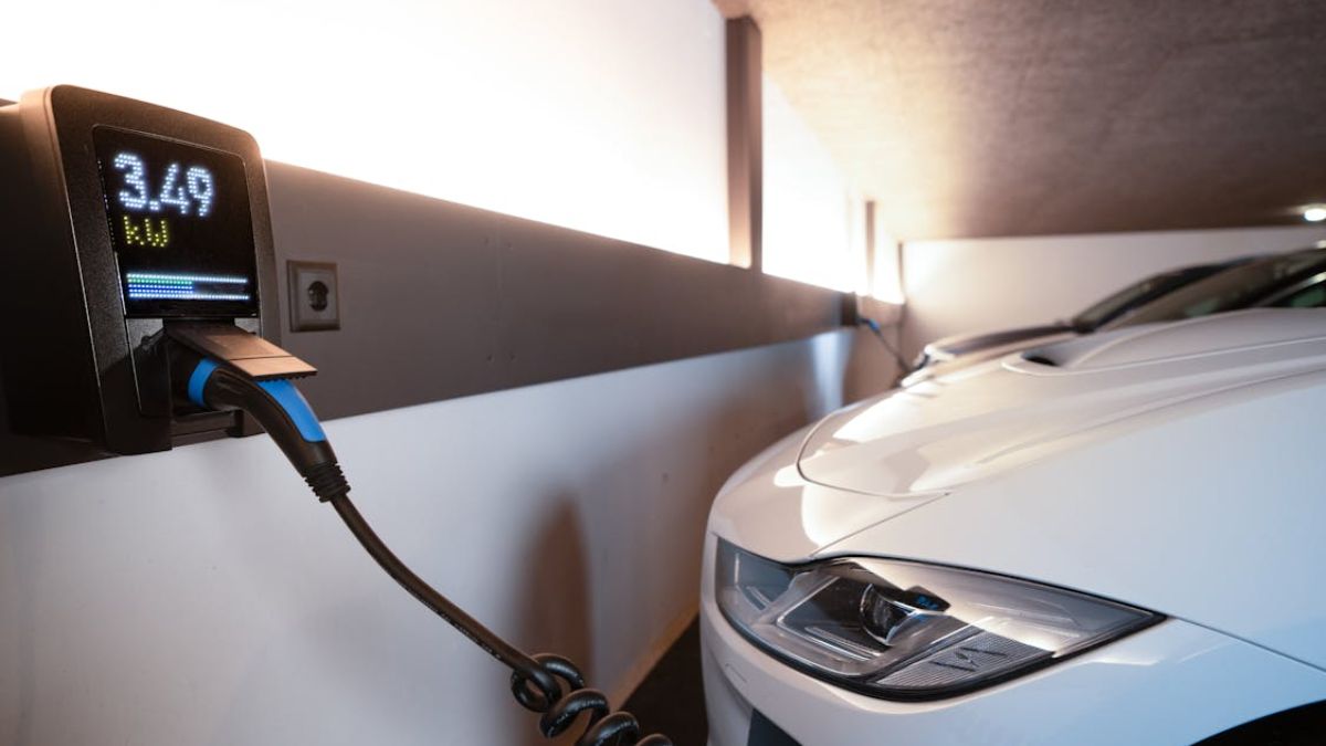 Durante o período de falta de energia, algumas pessoas perceberam que era possível usar uma estrutura feita para "encher a bateria" de um importante utensílio: os carros elétricos (smart me AG/Pexels)